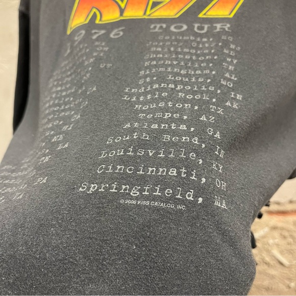 KISS Winterland 2006 Reprint Upcycled Fringe Tie Short Sleeve Band Tee XL - Picture 6 of 6